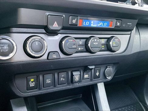 Used 2020 Toyota Tacoma TRD Off-Road w/ TRD Premium Off Road Package AWD/4WD image 13