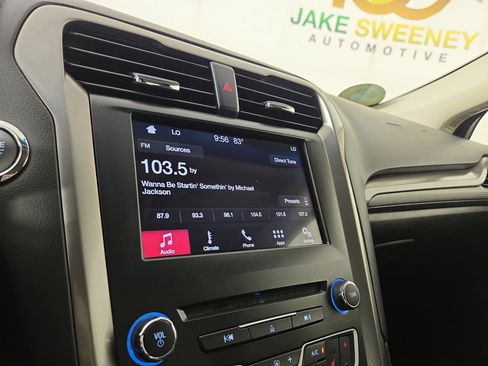 Used 2018 Ford Fusion SE w/ Fusion SE Technology Package FWD image 18