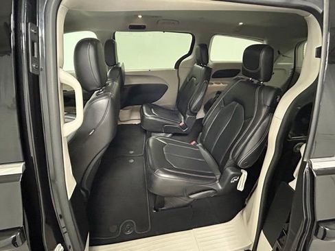 Used 2023 Chrysler Pacifica Touring-L FWD image 12