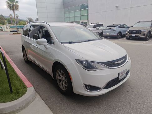 Used 2017 Chrysler Pacifica Touring-L Plus w/ Advanced Safetytec Group image 2