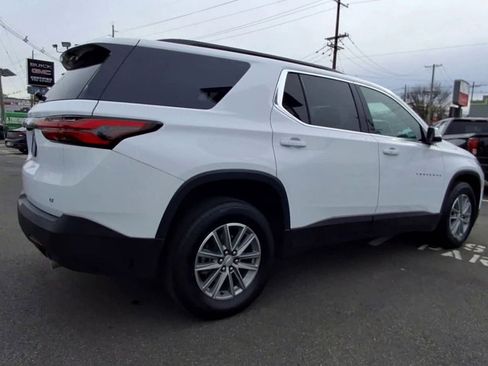 Used 2023 Chevrolet Traverse LT image 2