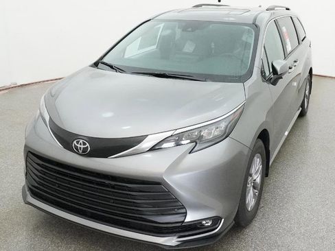 New 2026 Toyota Sienna XLE FWD image 3