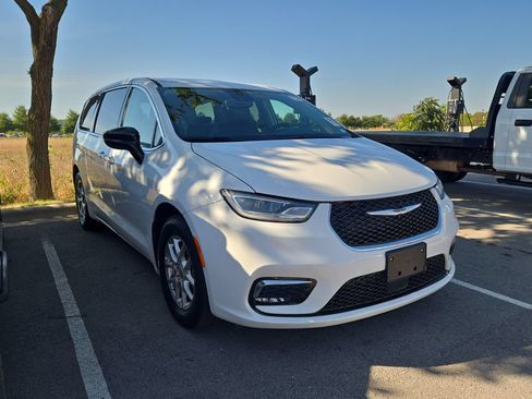 Used 2024 Chrysler Pacifica Touring-L FWD image 4