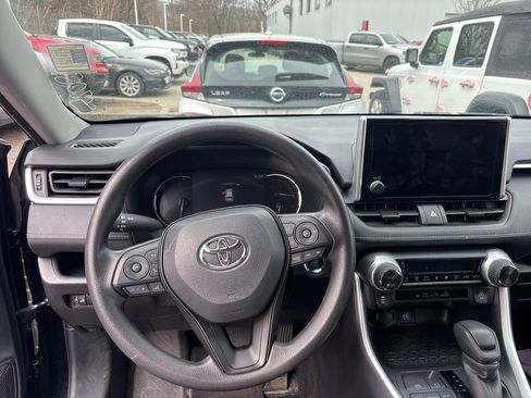 Used 2025 Toyota RAV4 XLE image 6