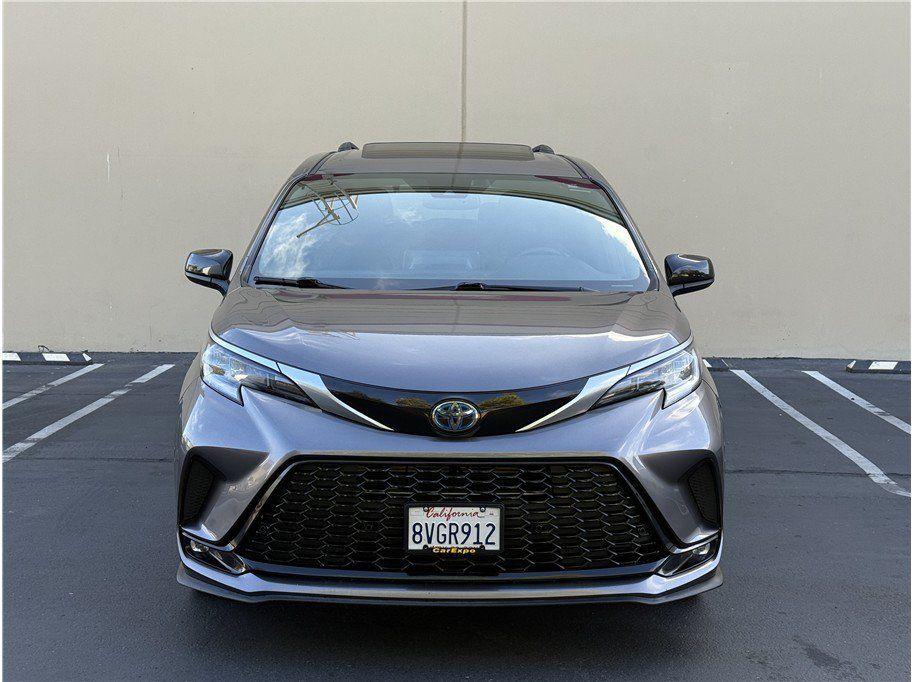Used 2021 Toyota Sienna XSE FWD image 2