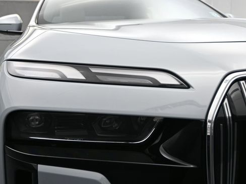 Used 2024 BMW 760i xDrive w/ Premium Package 2 image 11