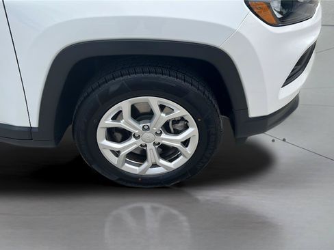 Used 2024 Jeep Compass Latitude AWD/4WD image 19