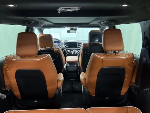 Used 2026 Chrysler Pacifica Pinnacle w/ Trailer Tow Group image 10