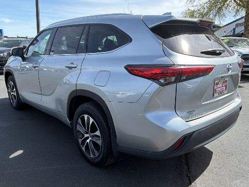 Used 2022 Toyota Highlander XLE AWD/4WD image 5