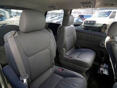 Used 2005 Toyota Sienna XLE image 29