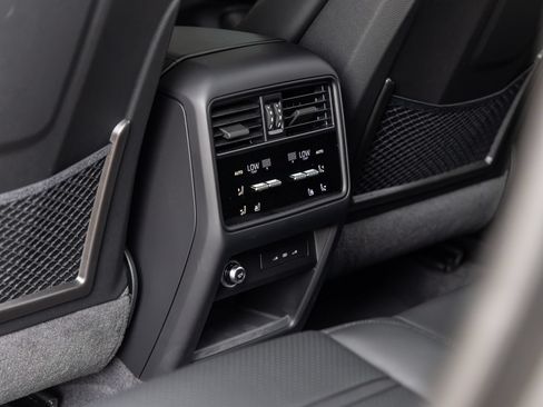 Certified 2025 Porsche Cayenne S w/ Premium Package Plus AWD/4WD image 38