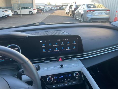 Used 2025 Hyundai Elantra Limited image 21