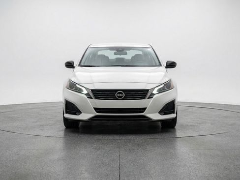 Used 2025 Nissan Altima 2.5 SV FWD image 2