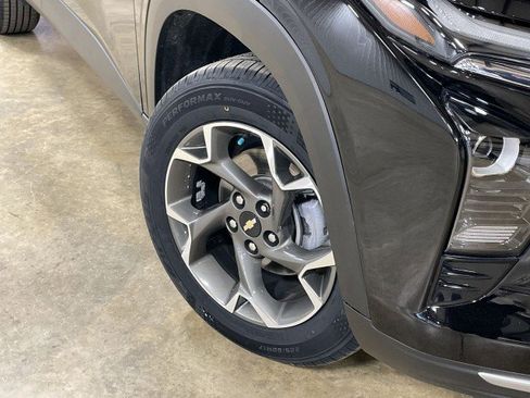 Used 2024 Chevrolet Trax LT w/ Sunroof Package FWD image 11