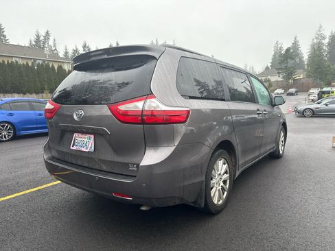 Used 2017 Toyota Sienna XLE image 7