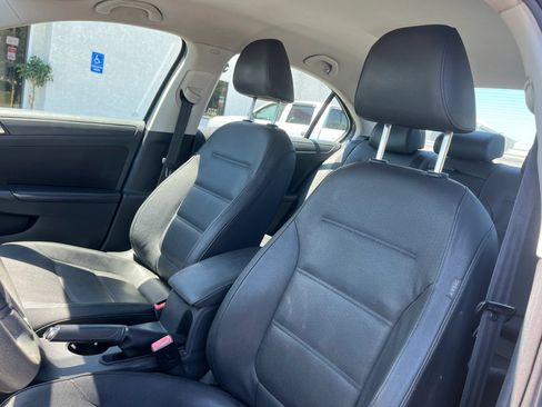 Used 2011 Volkswagen Jetta SE FWD image 10