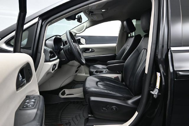 Certified 2022 Chrysler Pacifica Touring-L AWD/4WD image 19