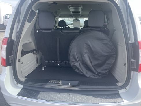 Used 2016 Chrysler Town & Country Touring image 9