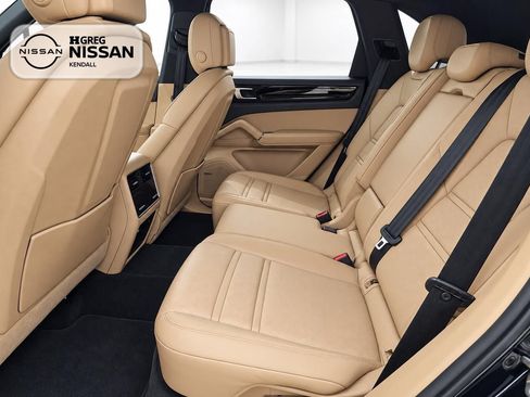 Used 2019 Porsche Cayenne w/ Premium Plus Package AWD/4WD image 9