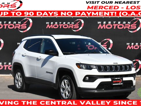 Used 2024 Jeep Compass Latitude AWD/4WD image 1