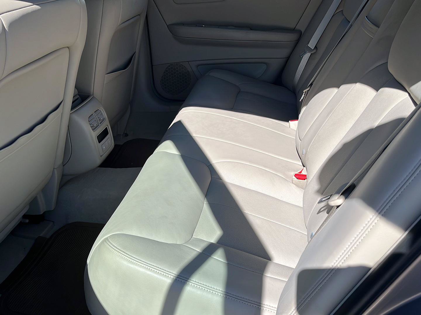 Used 2006 Cadillac DTS w/ Trunk Convenience Package FWD image 6