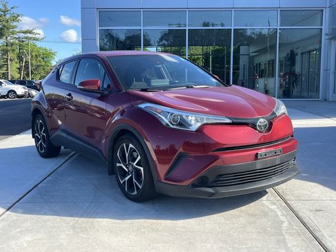 Used 2019 Toyota C-HR XLE FWD image 2