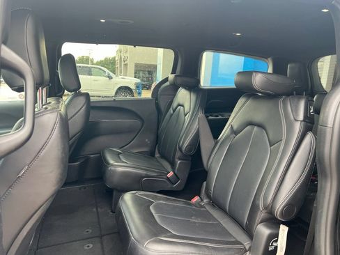 Used 2025 Chrysler Pacifica Select FWD image 9