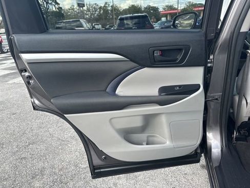 Used 2019 Toyota Highlander LE image 30