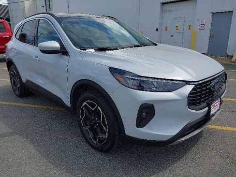 Certified 2025 Ford Escape Platinum w/ Class II Trailer Tow Package AWD/4WD image 2