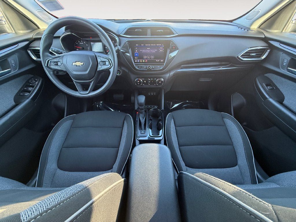 Used 2022 Chevrolet TrailBlazer LT w/ Convenience Package FWD image 12