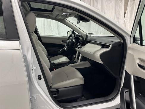 Used 2025 Toyota Corolla Cross LE image 55