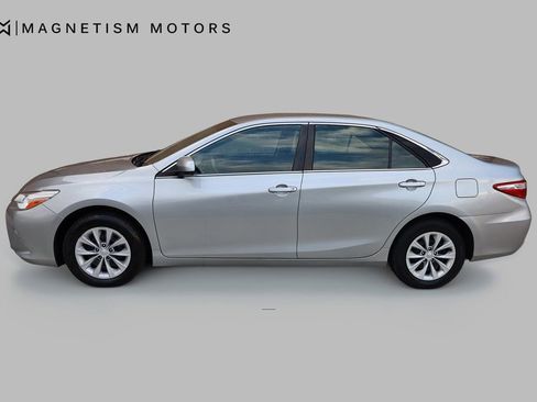 Used 2017 Toyota Camry LE image 2