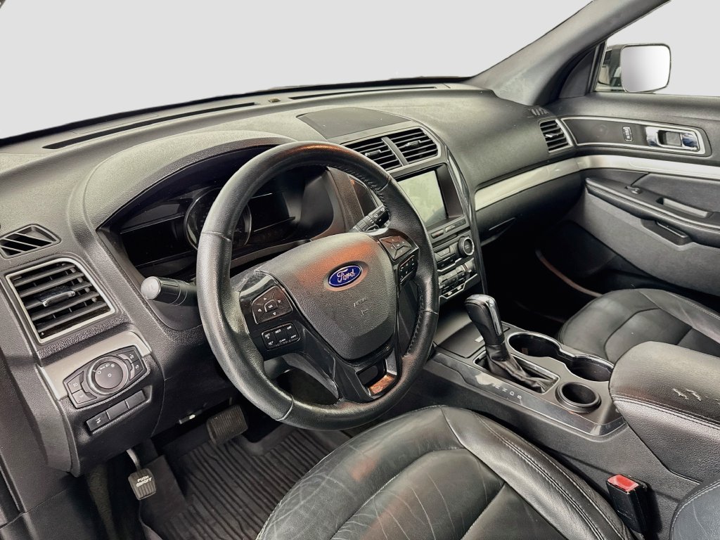 Used 2017 Ford Explorer XLT w/ Equipment Group 202A FWD image 9