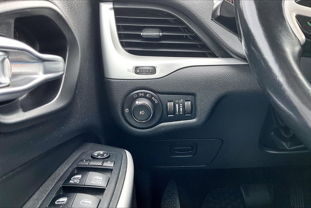Used 2018 Jeep Cherokee Latitude Plus w/ Cold Weather Group AWD/4WD image 37