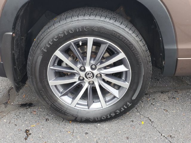 Used 2017 Toyota Highlander XLE AWD/4WD image 5