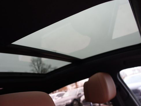 Used 2022 Audi e-tron Premium Plus w/ Premium Plus Package image 17