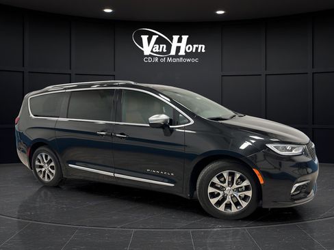 Used 2023 Chrysler Pacifica Pinnacle FWD image 1
