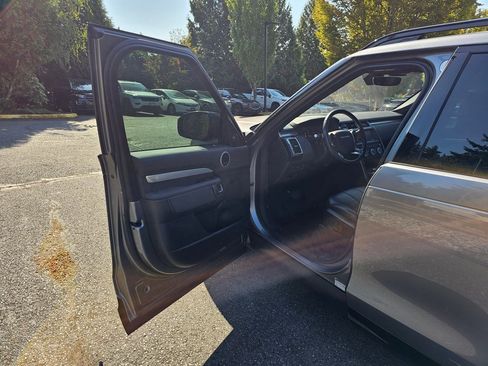 Used 2020 Land Rover Discovery Landmark image 19