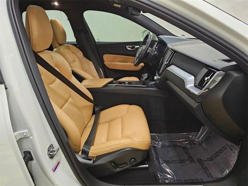 Used 2020 Volvo XC60 T5 Momentum image 11