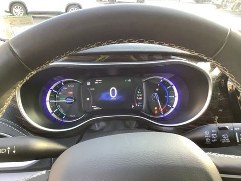 Used 2023 Chrysler Pacifica Limited FWD image 15