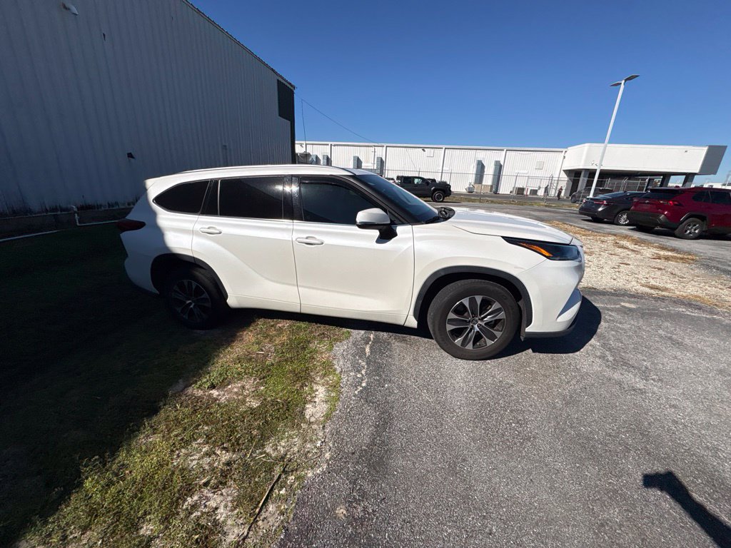 Used 2021 Toyota Highlander XLE FWD image 13