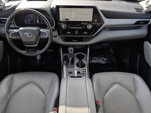Used 2023 Toyota Highlander Platinum FWD image 11