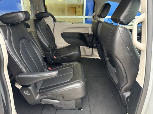 Used 2024 Chrysler Pacifica Touring-L image 12