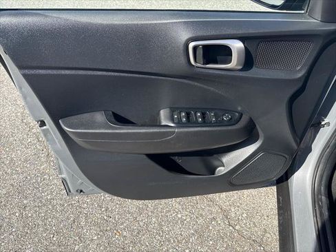Used 2021 Hyundai Venue SE FWD image 13
