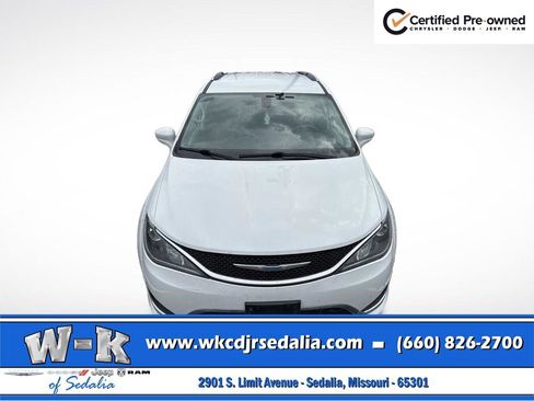 Used 2018 Chrysler Pacifica Touring-L FWD image 12