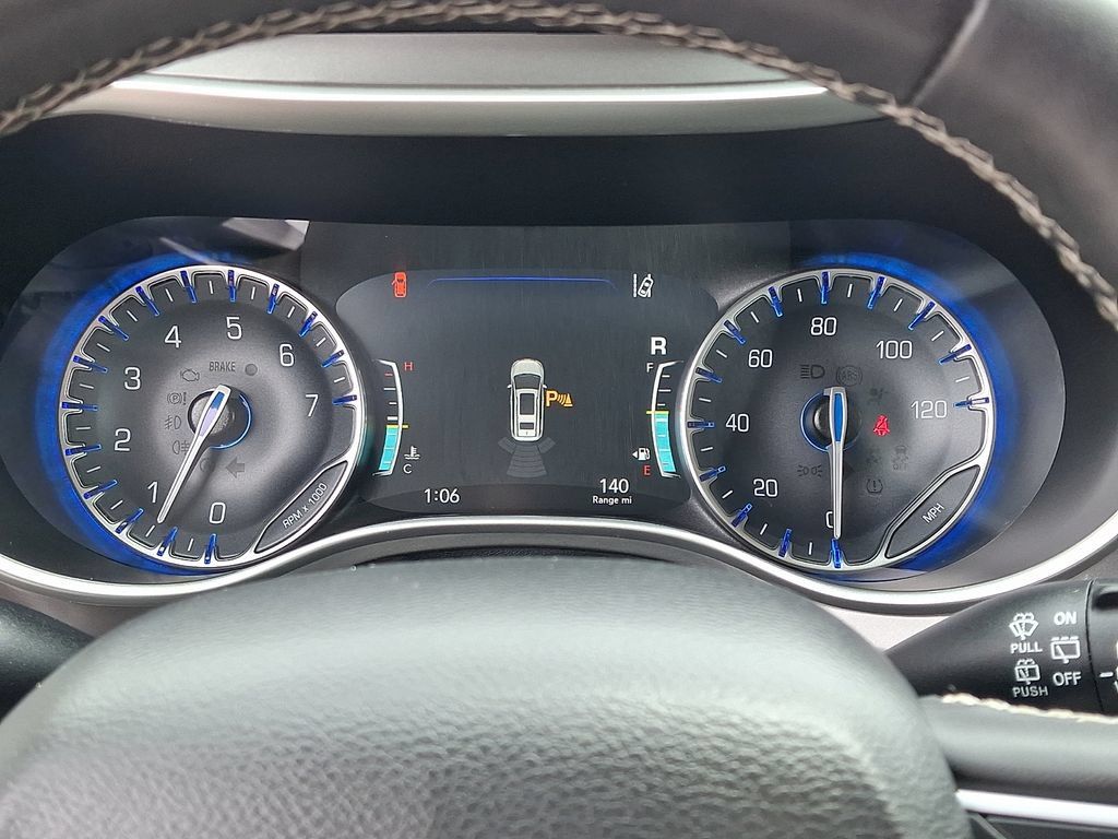 Used 2023 Chrysler Pacifica Touring-L FWD image 26