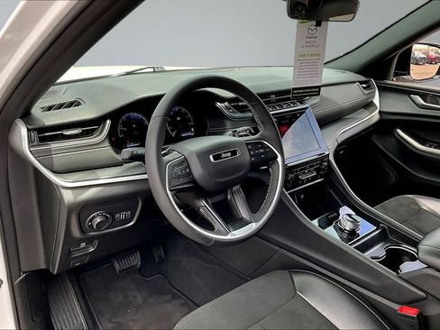 Used 2025 Jeep Grand Cherokee Altitude AWD/4WD image 18