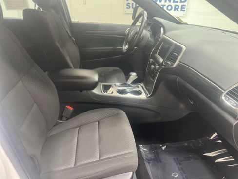 Used 2021 Jeep Grand Cherokee Laredo AWD/4WD image 23