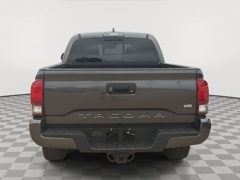 Used 2019 Toyota Tacoma TRD Sport image 3