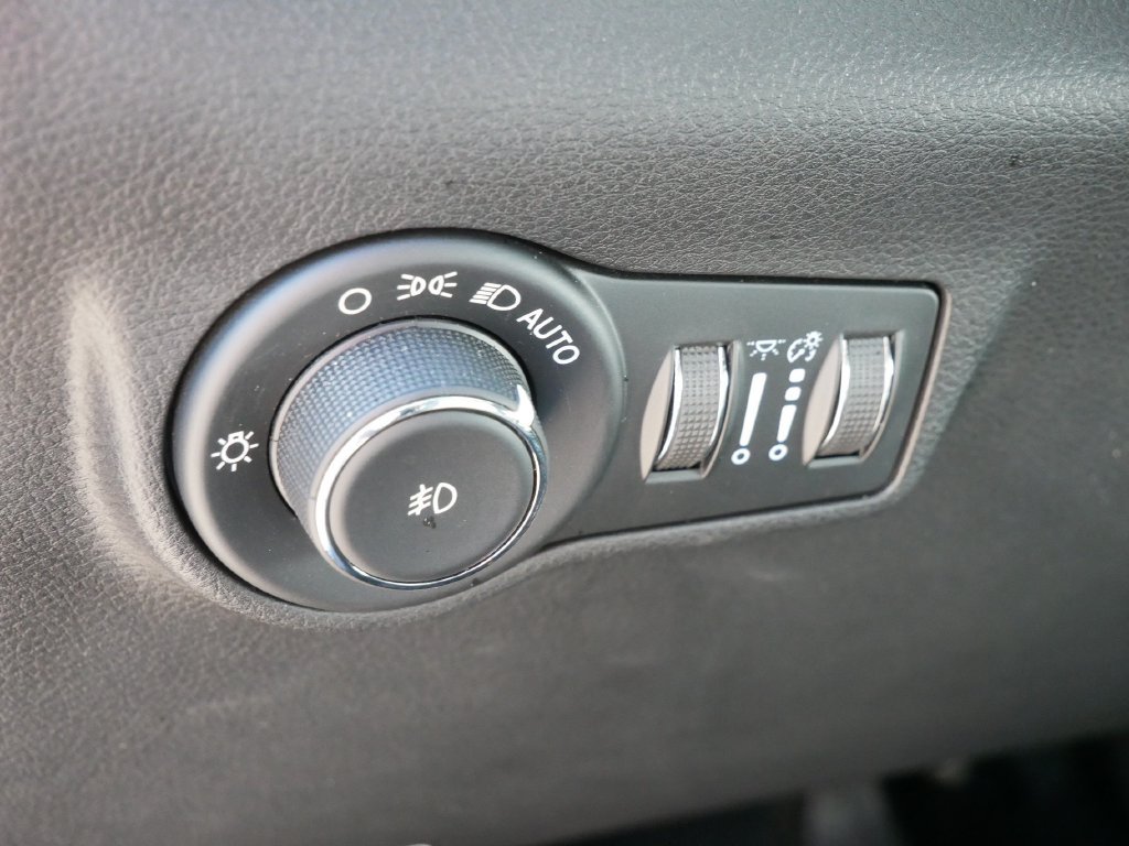 Used 2023 Jeep Compass Limited w/ Sun and Sound Group AWD/4WD image 18